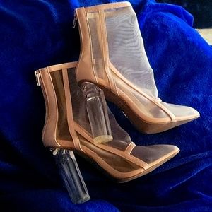 Wild Diva Lounge  Size 7  Zippered Mesh Bootie